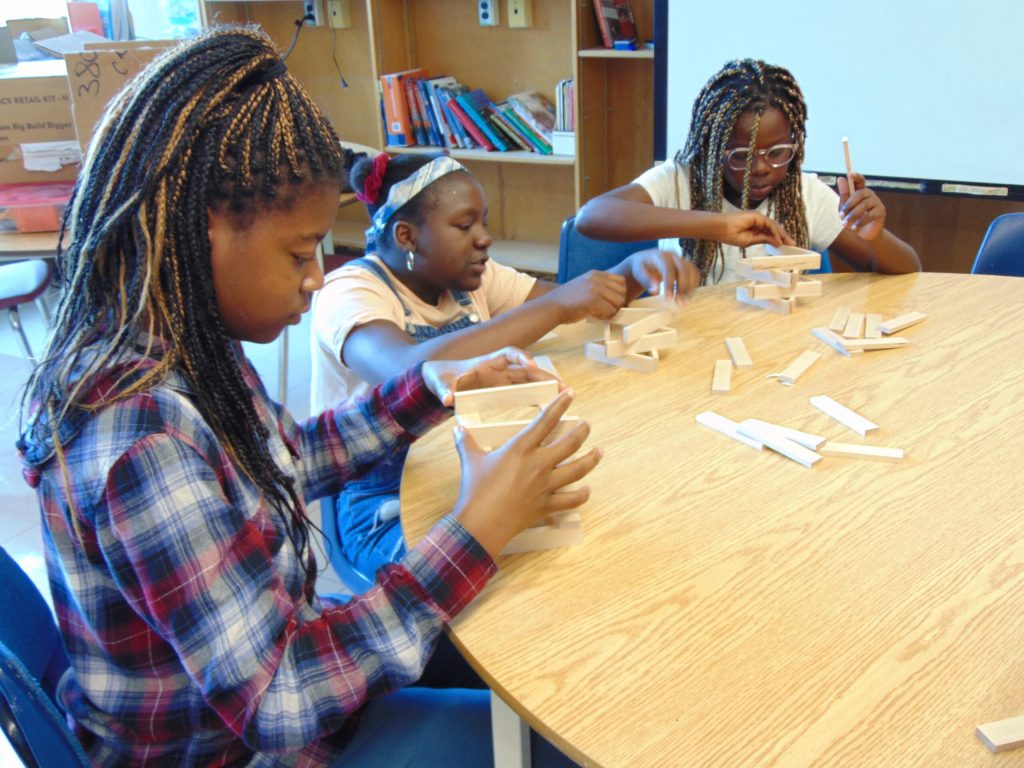 Atelier créatif avec des jeunes de GRAMEN